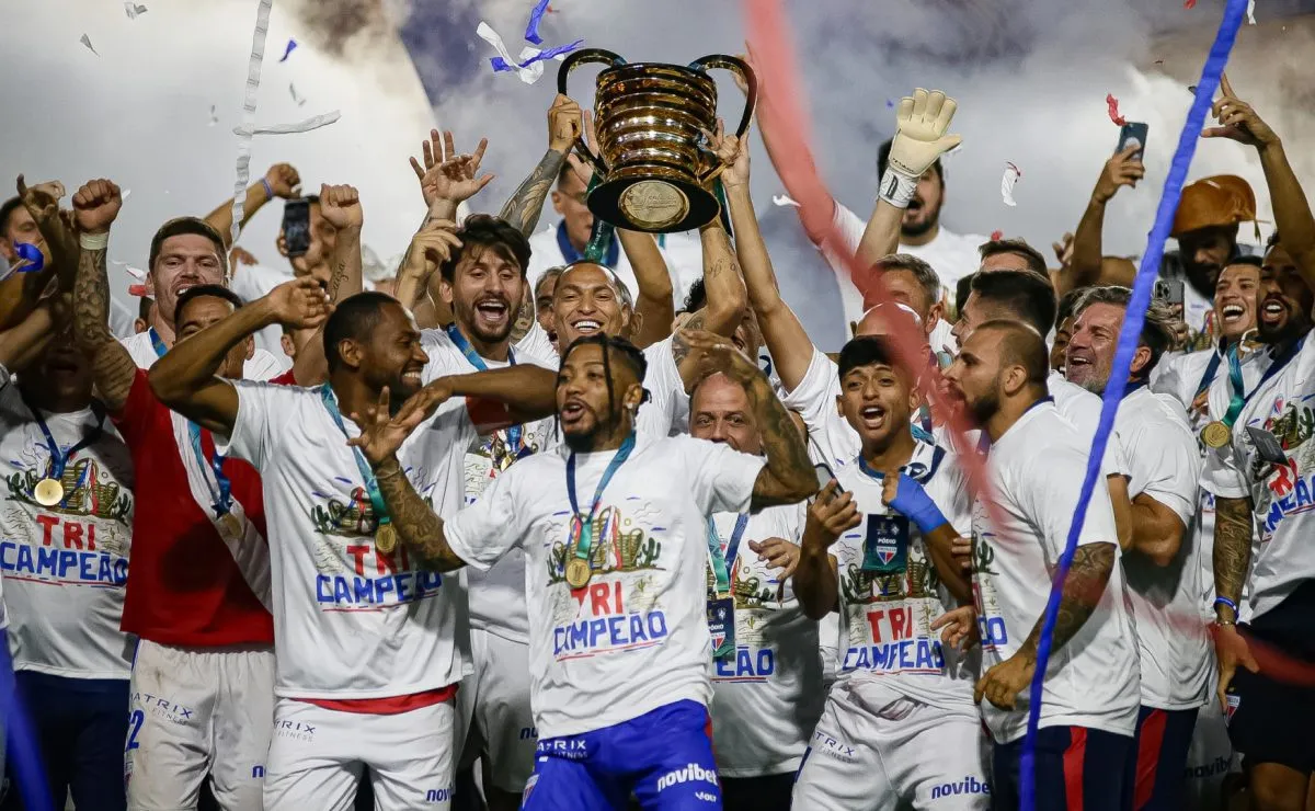 Jogadores do Fortaleza levantando a taça da Copa do Nordeste 2024 – Foto: Baggio Rodrigues/AGIF
