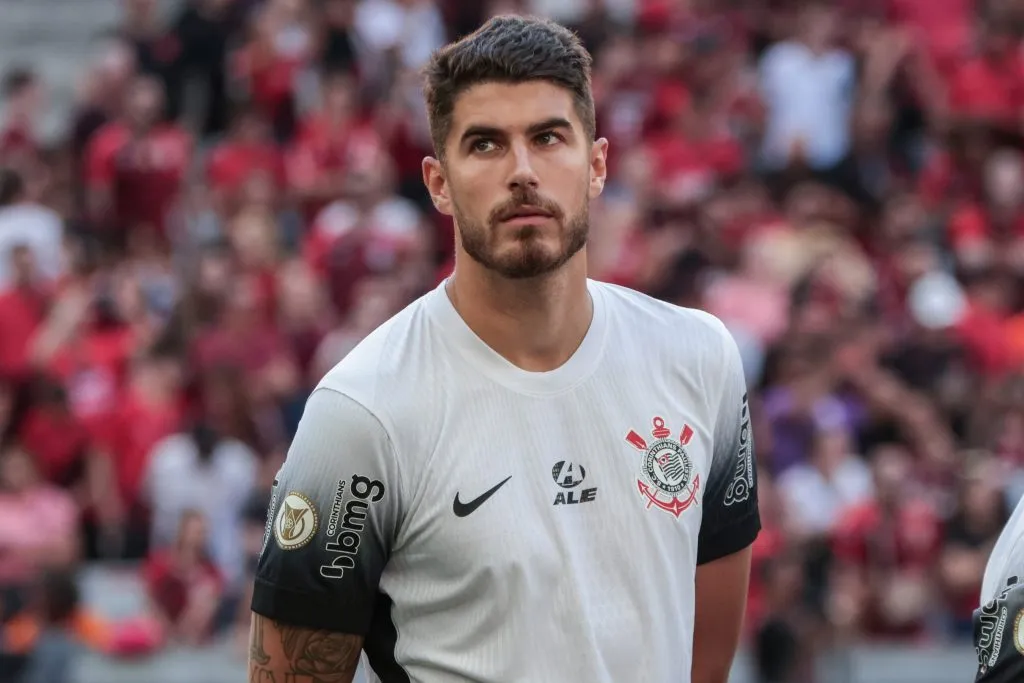 PR – CURITIBA – 23/06/2024 – BRASILEIRO A 2024, ATHLETICO-PR X CORINTHIANS – Pedro Raul jogador do Corinthians durante execucao do hino nacional antes da partida contra o Athletico-PR no estadio Arena da Baixada pelo campeonato Brasileiro A 2024. Foto: Robson Mafra/AGIF