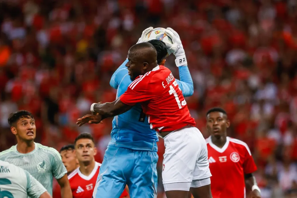 RS – PORTO ALEGRE – 16/01/2025 – AMISTOSO, INTERNACIONAL X MEXICO – Enner Valencia jogador do Internacional disputa lance com Rangel Aguilar jogador do Mexico durante partida no estadio Beira-Rio pelo campeonato Amistoso. Foto: Luiz Erbes/AGIF