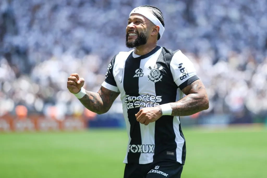 Depay jogador do Corinthians comemora seu gol durante partida contra o Cruzeiro no estadio Arena Corinthians pelo campeonato Brasileiro A 2024. Foto: Marco Miatelo/AGIF