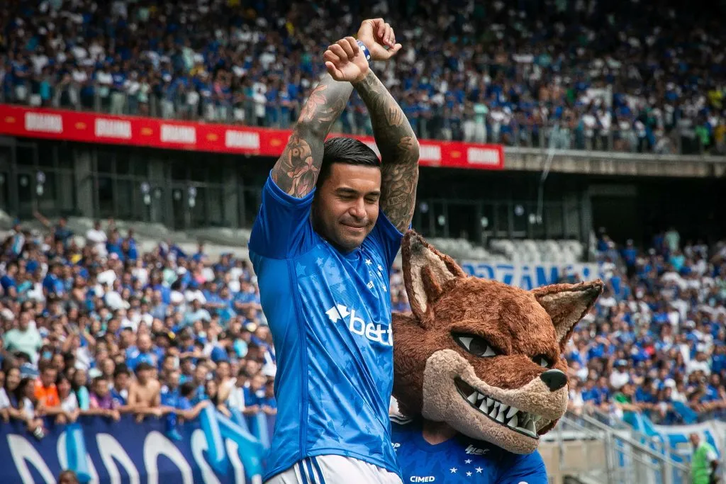 MG – BELO HORIZONTE – 04/01/2025 – CRUZEIRO, APRESENTACAO GABIGOL – Dudu em campo durante sua apresentacao oficial como jogador do Dudu em coletiva de imprensa realizada no Mineirao. Foto: Fernando Moreno/AGIF