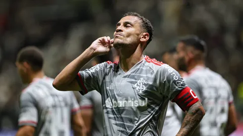 Alan Patrick durante confronto contra o Atlético-MG no Brasileirão 2024.