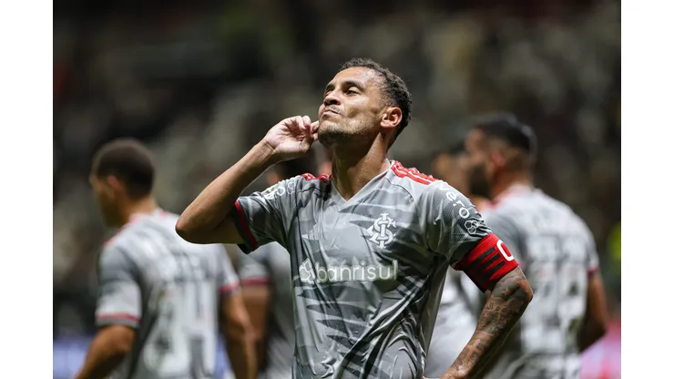 Alan Patrick durante confronto contra o Atlético-MG no Brasileirão 2024.