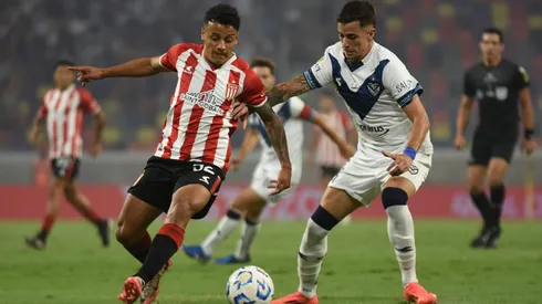 Tiago Palacios of Estudiantes battles for possession with Valentin Gomez of Velez Sarsfield during the Trofeo de Campeones match between Velez Sarsfield and Estudiantes at Estadio Unico Madre de Ciudades on December 21, 2024 in Santiago del Estero, Argentina.