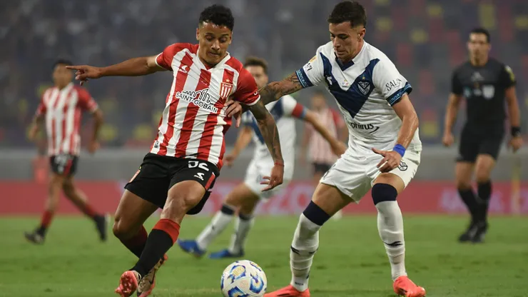 Tiago Palacios of Estudiantes battles for possession with Valentin Gomez of Velez Sarsfield during the Trofeo de Campeones match between Velez Sarsfield and Estudiantes at Estadio Unico Madre de Ciudades on December 21, 2024 in Santiago del Estero, Argentina.