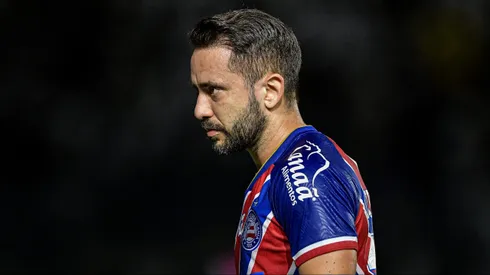 Everton Ribeiro durante confronto contra o Vasco no Brasileirão 2024.