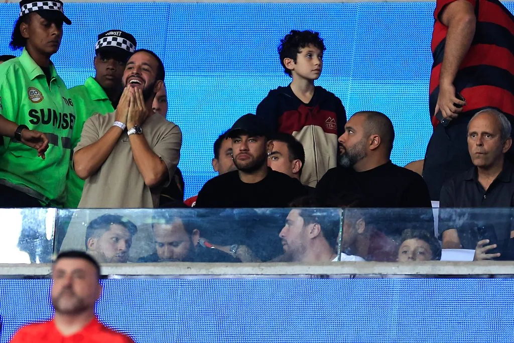 Neymar assite partida do Flamengo contra o Grêmio em 2024 (Photo by Buda Mendes/Getty Images)