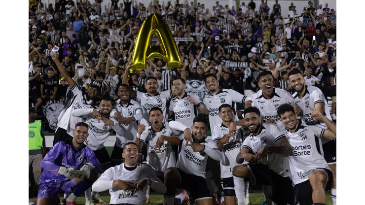 GUARANI X CEARA - Jogadores do Ceara festejando acesso A
