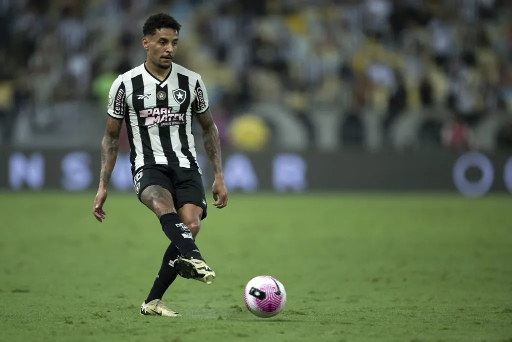 Gregore jogador do Botafogo durante partida contra o Criciúma no Maracanã pelo campeonato Brasileiro A 2024. Foto: Jorge Rodrigues/AGIF