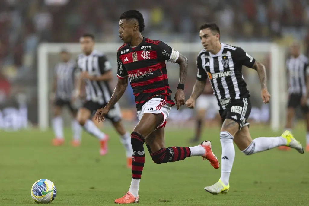 RJ – RIO DE JANEIRO – 13/11/2024 – BRASILEIRO A 2024, FLAMENGO X ATLETICO-MG – Bruno Henrique jogador do Flamengo disputa lance com  jogador do Atletico-MG durante partida no estadio Maracana pelo campeonato Brasileiro A 2024. Foto: Andre Mourao/AGIF