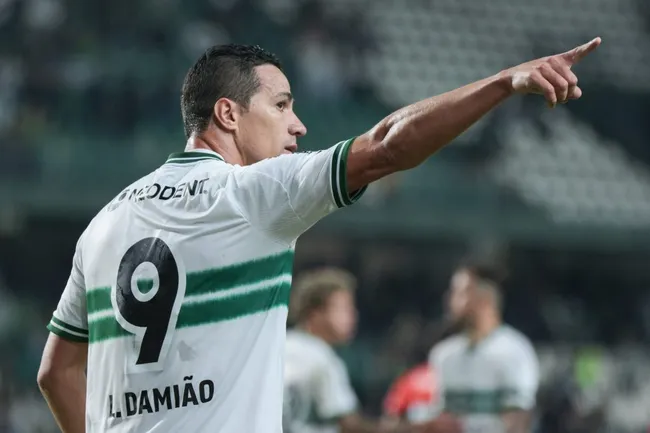 PR – CURITIBA – 07/06/2024 – BRASILEIRO B 2024, CORITIBA X ITUANO – Leandro Damiao jogador do Coritiba comemora seu gol durante partida contra o Ituano no estadio Couto Pereira pelo campeonato Brasileiro B 2024. Foto: Robson Mafra/AGIF