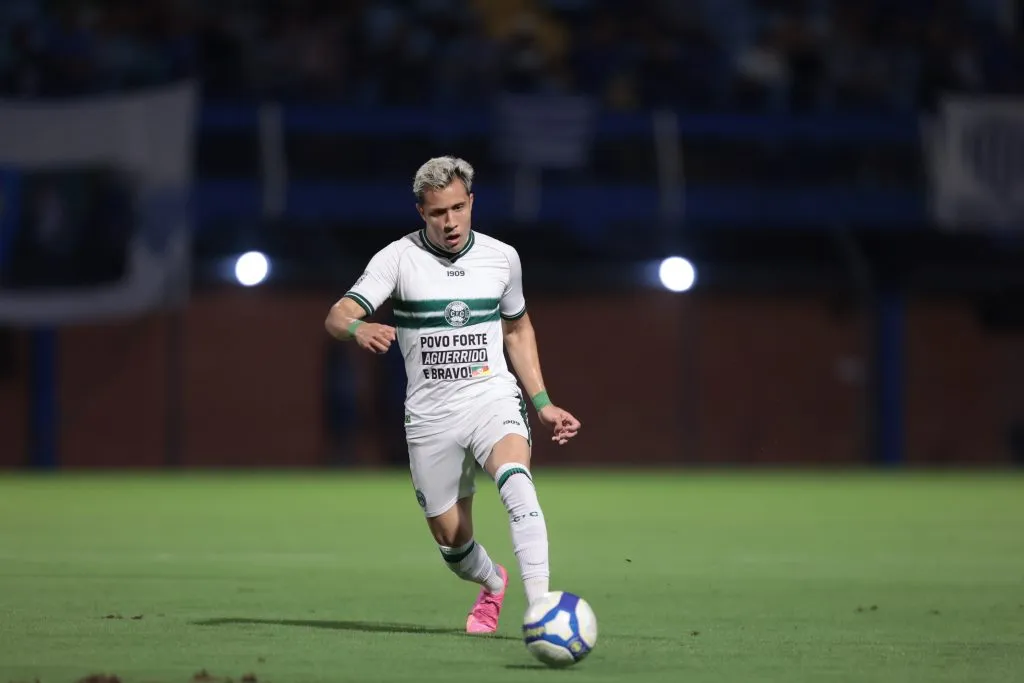 Matheus Frizzo durante partida contra o Avai na Série B 2024. Foto: Beno Kuster Nunes/AGIF