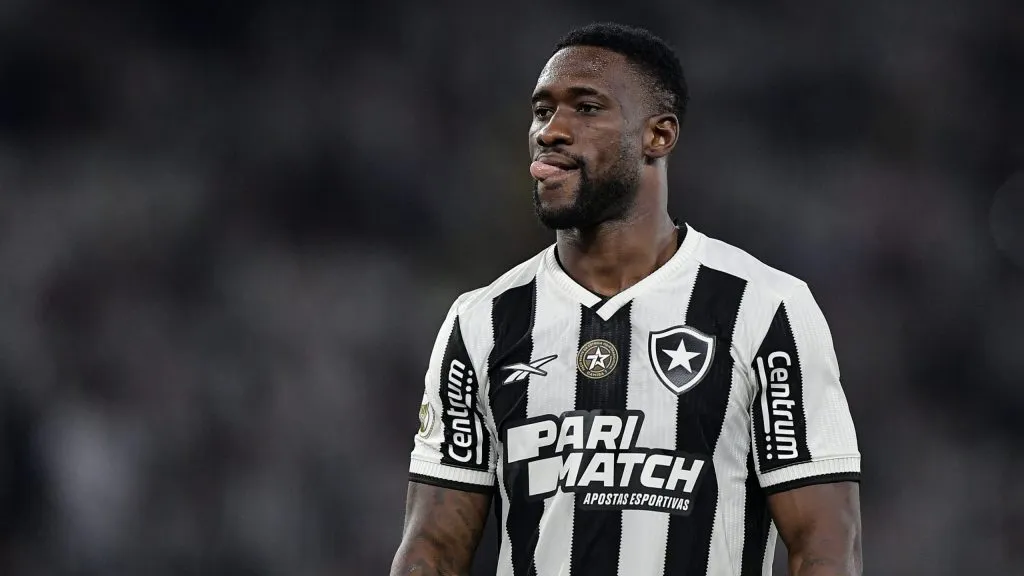 Bastos, zagueiro do Botafogo. Foto: Thiago Ribeiro/AGIF