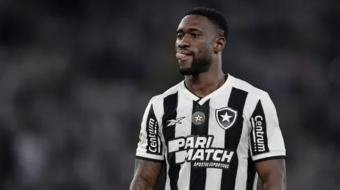 Bastos, jogador do Botafogo, durante partida contra o Corinthians pelo Campeonato Brasileiro de 2024. Foto: Thiago Ribeiro/AGIF
