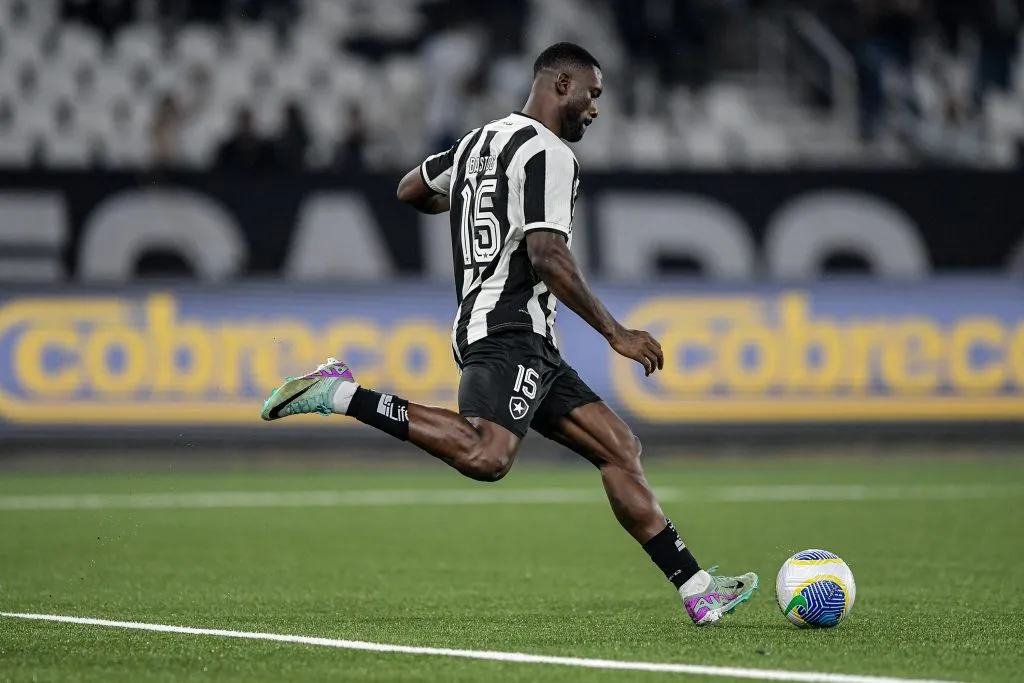 Bastos, zagueiro do Botafogo, se reapresenta neste domingo (19) após período de preparação. Foto: Thiago Ribeiro/AGIF