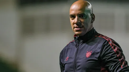 Técnico Pepa em mais um duelo com o Sport