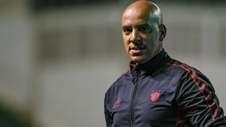 Técnico Pepa em mais um duelo com o Sport