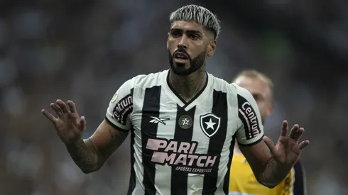 Barboza, jogador do Botafogo, durante partida contra o Criciúma pelo Campeonato Brasileiro de 2024. Foto: Jorge Rodrigues/AGIF