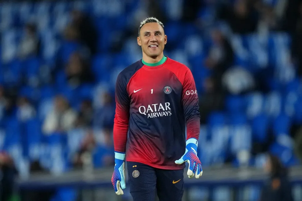 Keylor Navas durante confronto entre Real Sociedad e Paris Saint-Germain na Champions League 2023/24. (Photo by Alex Caparros/Getty Images)