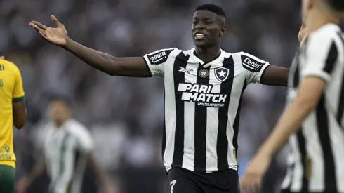 RJ – RIO DE JANEIRO – 09/11/2024 – BRASILEIRO A 2024, BOTAFOGO X CUIABA – Luiz Henrique jogador do Botafogo reclama com a arbitragem durante partida contra o Cuiaba no estadio Engenhao pelo campeonato Brasileiro A 2024. Foto: Jorge Rodrigues/AGIF
