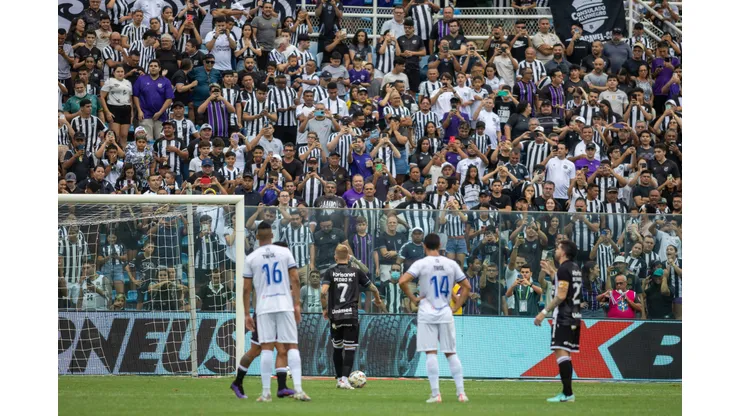 campeonato Cearense 2025. Foto: Baggio Rodrigues/AGIF O ChatGPT disse: ChatGPT Pedro Henrique, jogador do Ceará, comemora seu gol durante a partida contra o Tirol no Estádio Presidente Vargas (CE), válida pelo Campeonato Cearense de 2025. Foto: Baggio Rodrigues/AGIF.