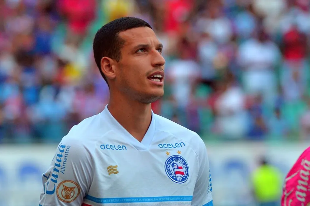 BA – SALVADOR – 20/05/2023 – BRASILEIRO A 2023, BAHIA X GOIAS – Gabriel Xavier, jogador do Bahia durante execucao do hino nacional antes da partida contra o Goias no estadio Arena Fonte Nova pelo campeonato BRASILEIRO A 2023. Foto: Walmir Cirne/AGIF