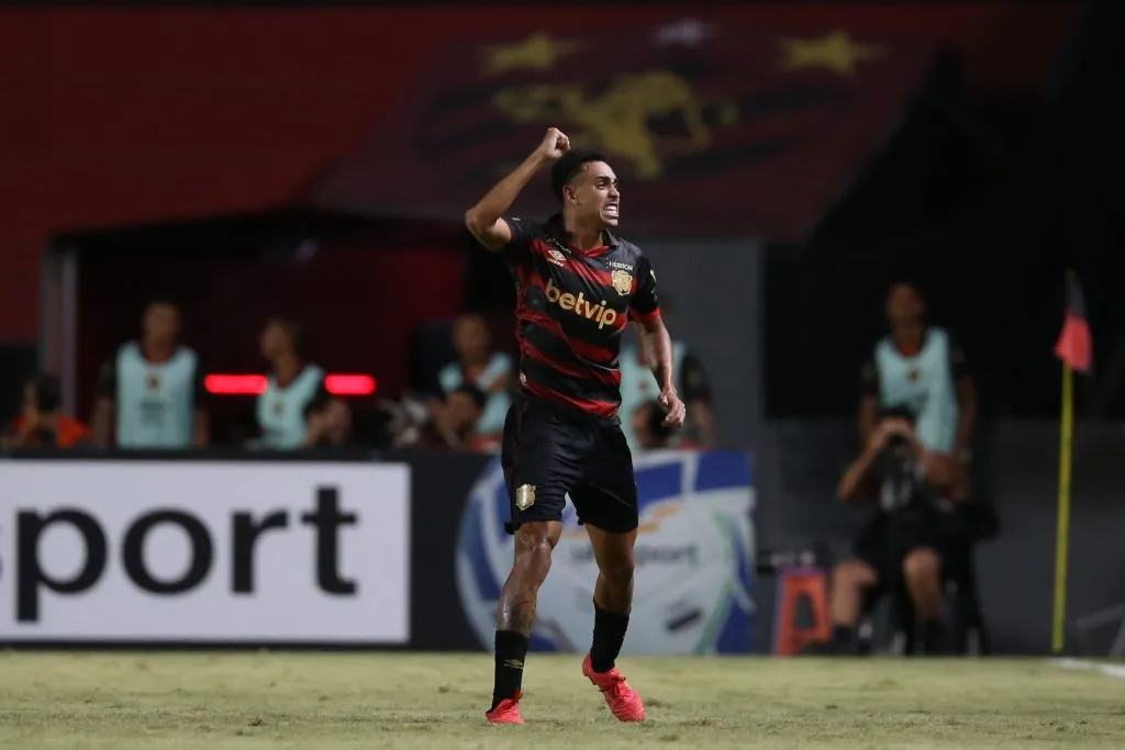 Marcelo Ajul comemorando seu gol pelo Sport