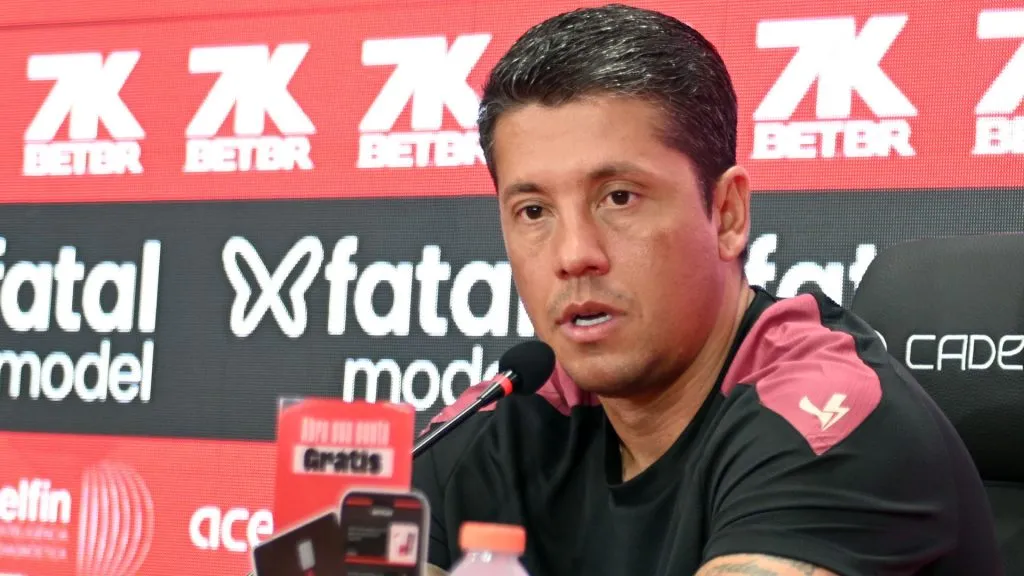 Thiago Carpini durante entrevista coletiva de imprensa após a partida contra o Barcelona de Ilhéus, no Barradão pelo Campeonato Baiano 2025 – Foto: Walmir Cirne/AGIF