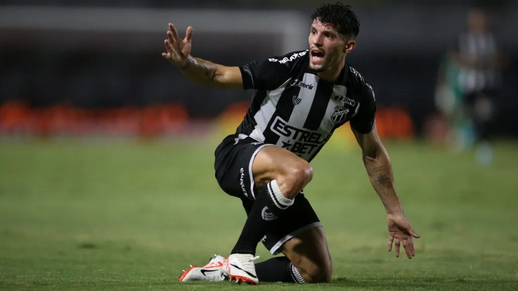 Rafael Ramos em ação pelo Ceará – Foto: Marlon Costa/AGIF