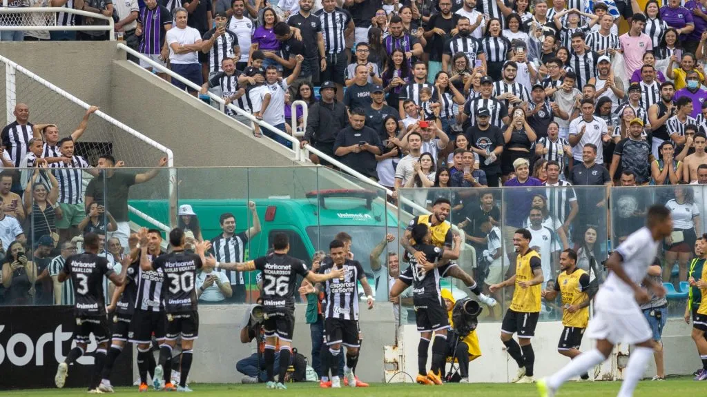 Jogadores do Ceará vibrando com o 1º gol da equipe no Campeonato Cearense – Foto: Baggio Rodrigues/AGIF