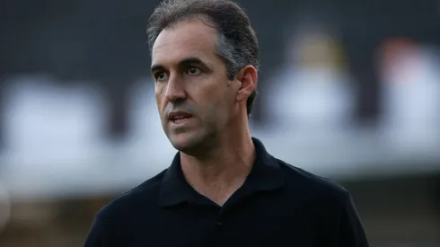 Léo Condé, técnico do Ceará, antes da partida contra o Santos, no estádio Vila Belmiro, pelo Campeonato Brasileiro Série B 2024. Foto: Reinaldo Campos/AGIF.