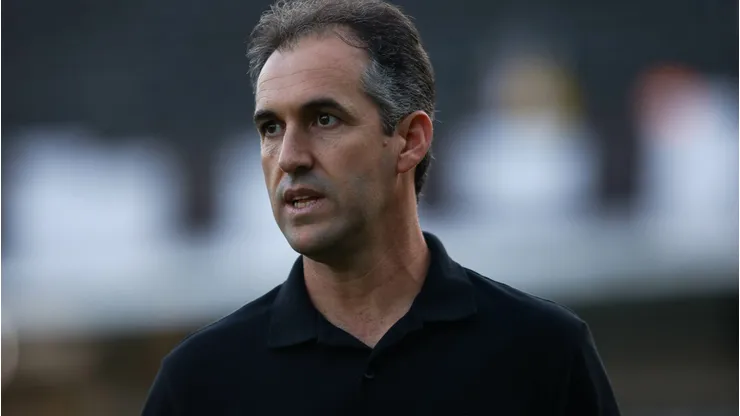 Léo Condé, técnico do Ceará, antes da partida contra o Santos, no estádio Vila Belmiro, pelo Campeonato Brasileiro Série B 2024. Foto: Reinaldo Campos/AGIF.