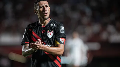 Gabriel Baralhas durante confronto entre Atlético-GO e Cuiabá no Brasileirão 2024.