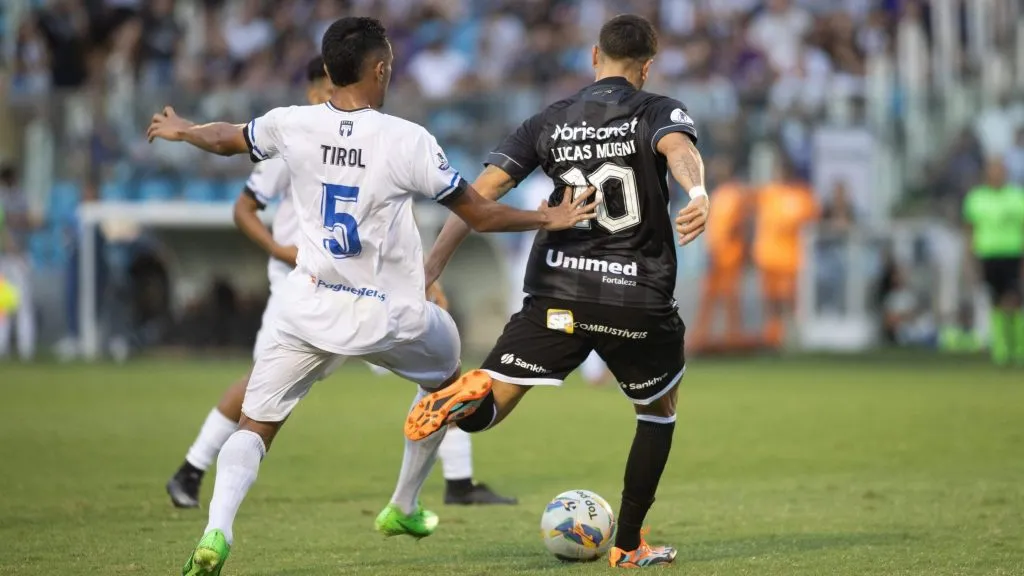 Lucas Mugni em duelo contra o Tirol