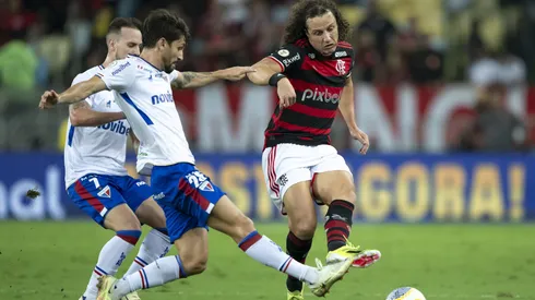 David Luiz, jogador do Flamengo, disputa a bola com Pedro Augusto, do Fortaleza, durante a partida no Estádio do Maracanã pelo Campeonato Brasileiro A de 2024. Foto: Jorge Rodrigues/AGIF.
