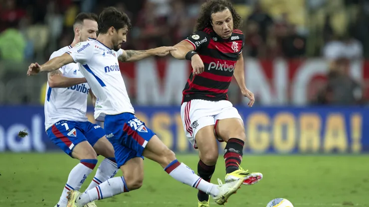 David Luiz, jogador do Flamengo, disputa a bola com Pedro Augusto, do Fortaleza, durante a partida no Estádio do Maracanã pelo Campeonato Brasileiro A de 2024. Foto: Jorge Rodrigues/AGIF.