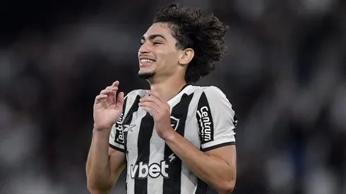 Matheus Nascimento, jogador do Botafogo, durante partida contra o Portuguesa-RJ pelo Campeonato Carioca de 2025. Foto: Thiago Ribeiro/AGIF