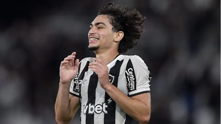 Matheus Nascimento, jogador do Botafogo, durante partida contra o Portuguesa-RJ pelo Campeonato Carioca de 2025. Foto: Thiago Ribeiro/AGIF
