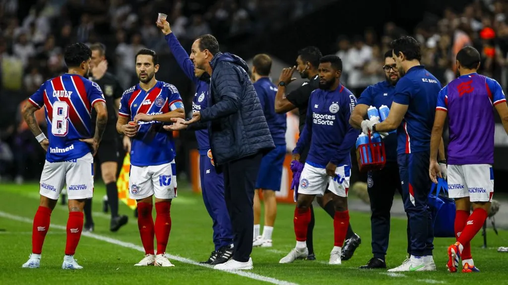 Rogério Ceni dando instruções no Bahia
