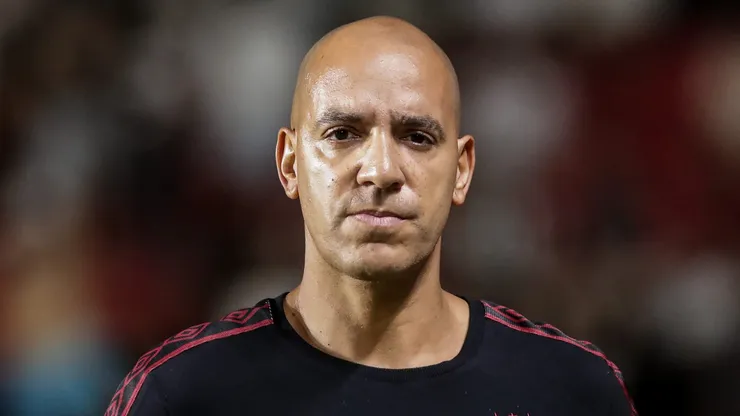 Pepa, técnico do Sport, durante partida contra o Santos no estádio Ilha do Retiro pelo campeonato Brasileiro B 2024. Foto: Rafael Vieira/AGIF