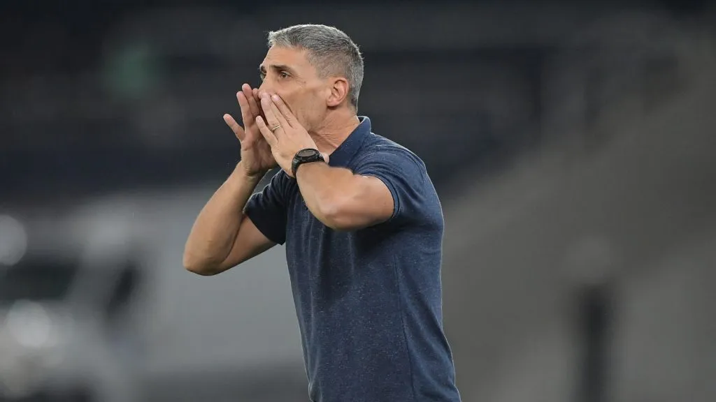 Juan Pablo Vojvoda no comando técnico do Fortaleza – Foto: Thiago Ribeiro/AGIF