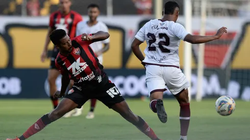 Willian Oliveira, jogador do Vitória, em ação durante a partida contra o Jacuipense no estádio Barradão, válida pelo Campeonato Baiano 2025. Foto: Jhony Pinho/AGIF