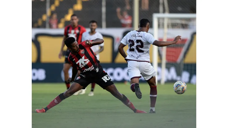 Willian Oliveira, jogador do Vitória, em ação durante a partida contra o Jacuipense no estádio Barradão, válida pelo Campeonato Baiano 2025. Foto: Jhony Pinho/AGIF