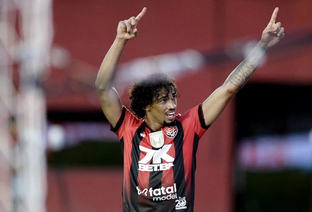 Fabri, jogador do Vitoria, comemora seu gol durante partida contra o Jacuipense no estadio Barradao pelo campeonato Baiano 2025. Foto: Jhony Pinho/AGIF