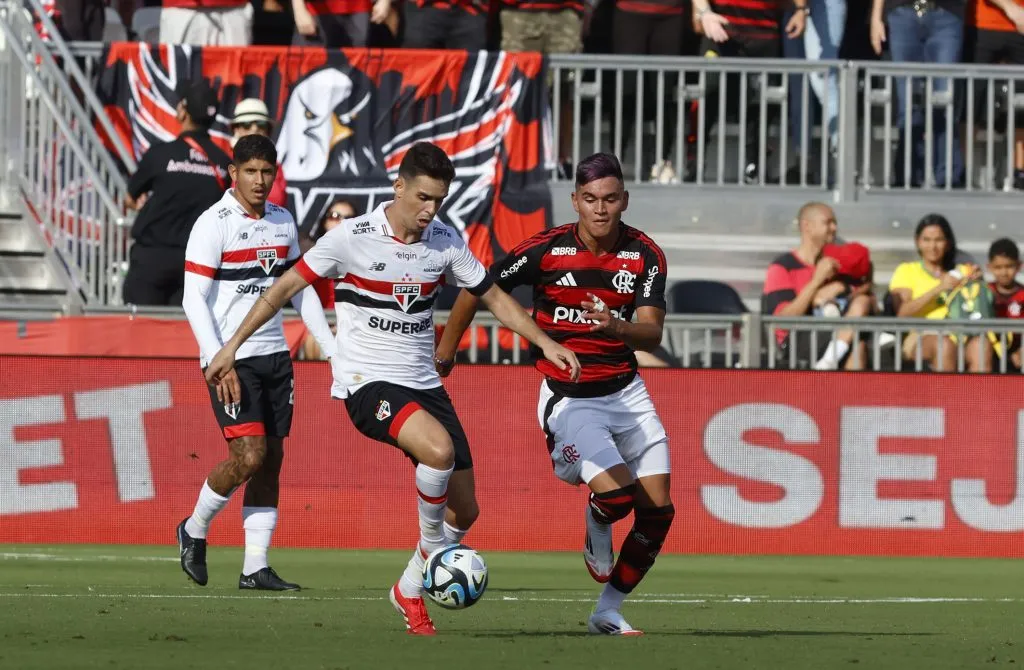 Oscar em disputa com Alcaraz, do  Flamengo (Imagem: Rubens Chiri/São Paulo)