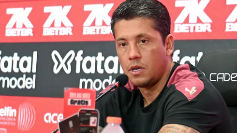 Thiago Carpini, técnico do Vitória, durante entrevista coletiva de imprensa, após partida pelo campeonato Baiano 2025. Foto: Walmir Cirne/AGIF