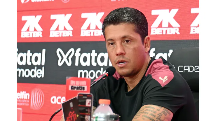 Thiago Carpini, técnico do Vitória, durante entrevista coletiva de imprensa, após partida pelo campeonato Baiano 2025. Foto: Walmir Cirne/AGIF
