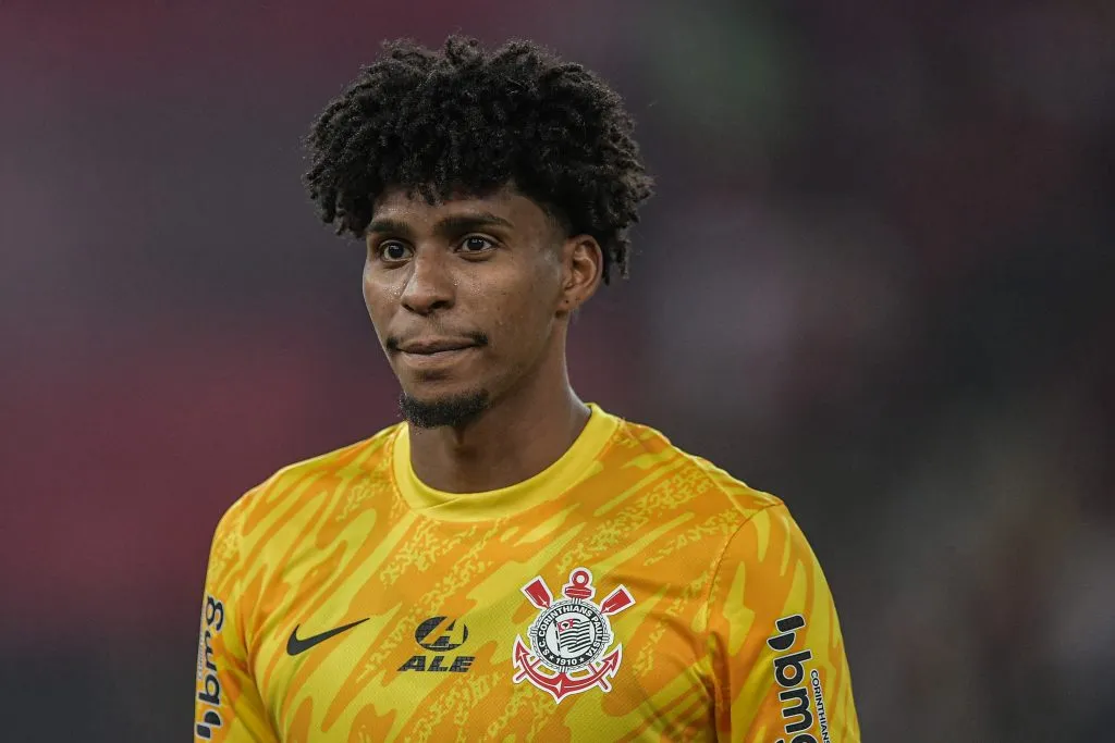 RJ – RIO DE JANEIRO – 02/10/2024 – COPA DO BRASIL 2024, FLAMENGO X CORINTHIANS – Hugo Souza goleiro do Corinthians durante partida contra o Flamengo no estadio Maracana pelo campeonato Copa Do Brasil 2024. Foto: Thiago Ribeiro/AGIF