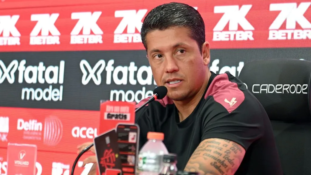 Thiago Carpini, técnico do Vitória, durante coletiva de imprensa após a partida contra o Barcelona de Ilhéus, realizada no Estádio Barradão, pelo Campeonato Baiano 2025 – Foto: Walmir Cirne/AGIF.