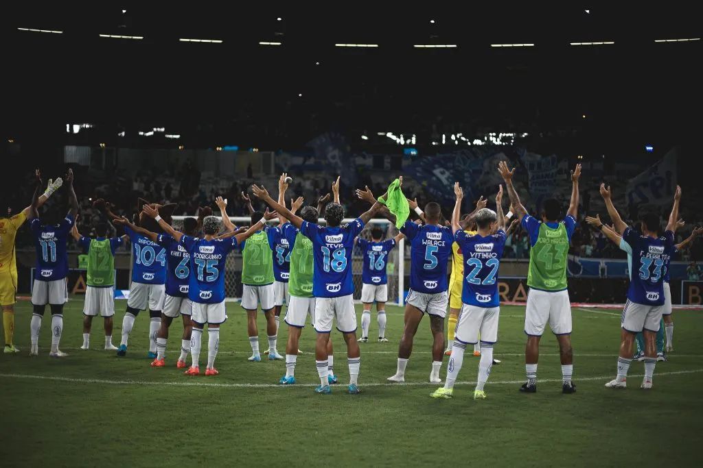 Elenco do Cruzeiro comemorando com a torcida no Mineirão. Fotos: Gustavo Martins/ Cruzeiro